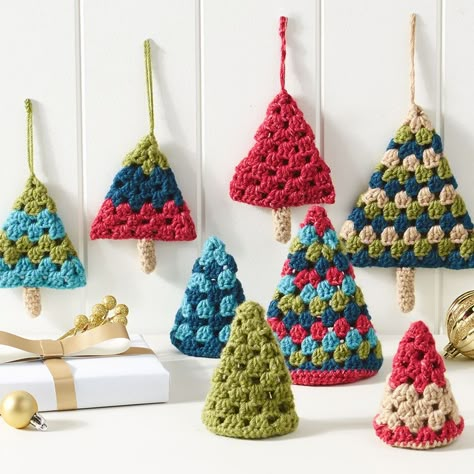 Crochet Christmas Garland, Granny Christmas, Crochet Christmas Trees Pattern, Crochet Ornament Patterns, Crocheted Christmas, Crochet Tree, Retro Christmas Tree, Crochet Xmas, Crochet Christmas Trees