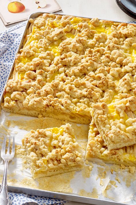 Apple Crumb Cakes, Apple Custard, Dessert Oreo, Crumble Cake, Sheet Cake Recipes, Pudding Desserts, Lemon Desserts, Thanksgiving Desserts, Apple Desserts