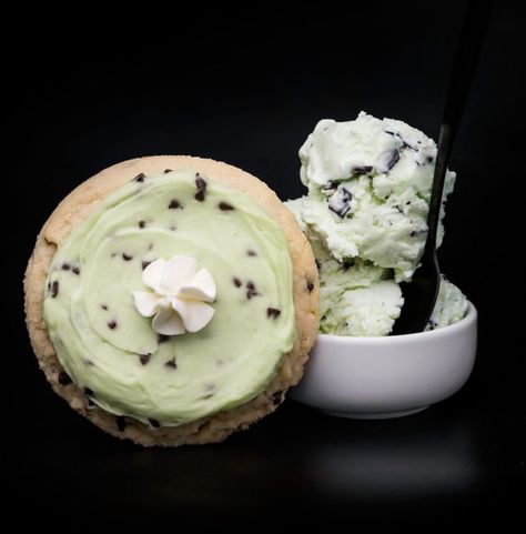 Sugar cookie with mini chocolate chips topped with a fluffy mint chip ice cream frosting and dollop of whipped cream Chocolate Chip Crumbl, Cookie Photoshoot, Mint Sugar Cookies, Mint Mousse, Sweet Chips, Mint Frosting, Crumble Cookie Recipe, Crumble Cookie, Mint Chocolate Chip Cookies