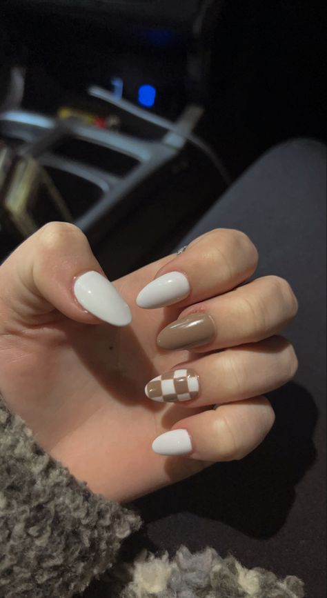 Neutral Nails Checkered, Tan Nails With White Tips, Brown And Tan Checkered Nails, Brown Checkered Fall Nails, Tan And White Checkered Nails, Gel Nails Accent Nail, Black White And Tan Nails, Beige Checkered Nails, White Patterned Nails