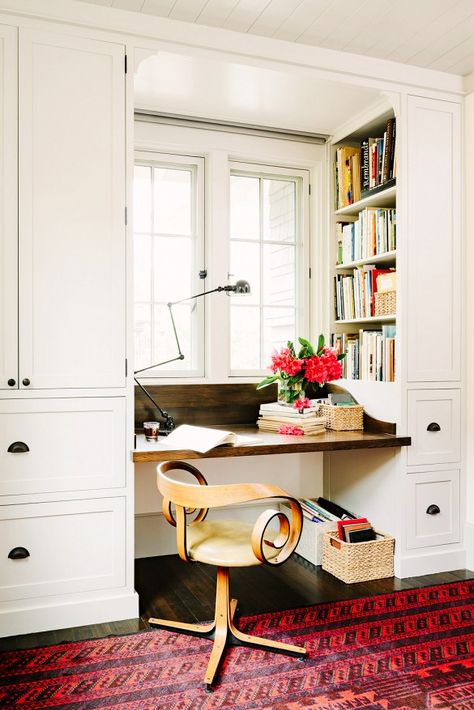 The Secrets to Creating the Ultimate Home Office via @mydomaine Craftsman Home Office, Desk Nook, Ikea Desk Hack, Pretty Office, Office Nook, Decor Ikea, Design Blogs, Small Home Office, Craftsmen Homes