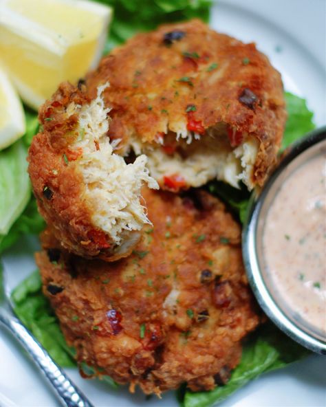 Louisiana Crab Cakes, Fried Crab Cakes Recipes, Crab Cake Dinner, Best Crab Cakes Recipe, Southern Crab Cakes, Cajun Crab Cakes, Crab Cakes Recipe Best, Cajun Meals, Stuffed Recipes