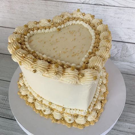 Custom Cakes Golden Birthday Ideas Cake, Cake Golden Birthday, White And Gold Heart Cake, Gold Cakes Birthday, Gold Cake Aesthetic, Golden Cake Birthday, Cream And Gold Cake, Gold And White Birthday Cake, Gold 30th Birthday Cake