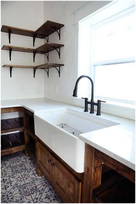 Kitchen Design Barnhouse, Roman Farmhouse Kitchen, Refined Industrial Interior Design, Industrial Sink Kitchen, Barn Sink Kitchen, Barn Kitchen Farmhouse Style, Sabrina House, Farmhouse Kitchen Bar, Barndominium Farmhouse