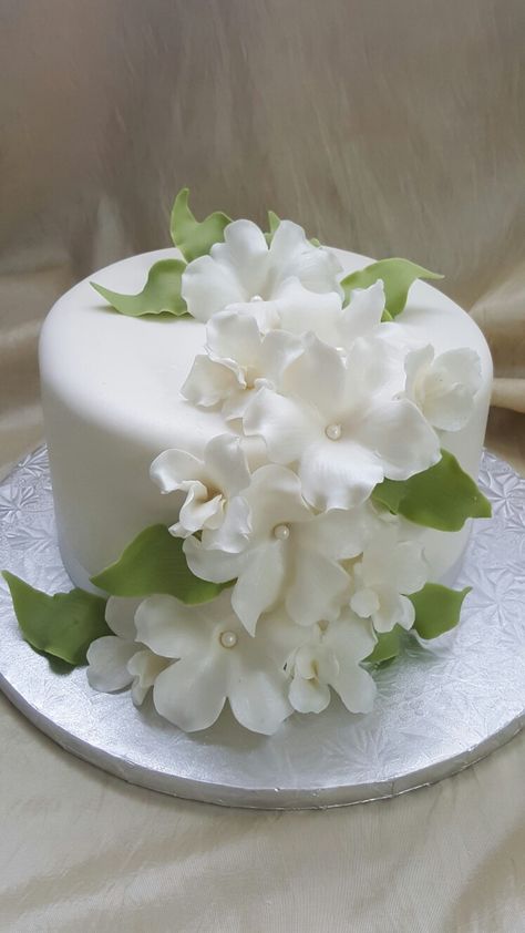 Fondant Cakes Flowers, Simple Fondant Flowers, Fondant Flower Cake Designs, Fondant Flowers On Cake, Flower Cake Fondant, One Tier Wedding Cake With Flowers, Cake Flowers Fondant, Fondant Cakes Ideas, Green Flower Cake