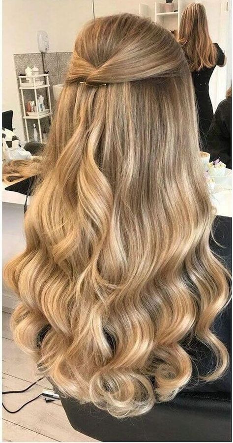 Looking for easy and cute graduation hairstyles for long hair? Check this post for the best style tips for your hair on your graduation day, and the cutest graduation hairstyle ideas for long hair to pair with your cap and gown! Graduation Hairstyles For Long Hair, Grad Hairstyles, Curled Prom Hair, Kadeřnické Trendy, Simple Prom Hair, Formal Hair, Ball Hairstyles, Graduation Hairstyles, Prom Hairstyles For Long Hair