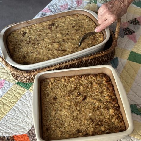 Southern Cornbread Dressing Cornbread Sage Dressing, Cooking Dressing In Oven, Southern Cornbread Dressing Paula Dean, Southern Style Dressing, Southern Oyster Dressing Recipes, Southern Dressing Recipe, Southern Style Cornbread Dressing, Sage Dressing, Dinner In 321