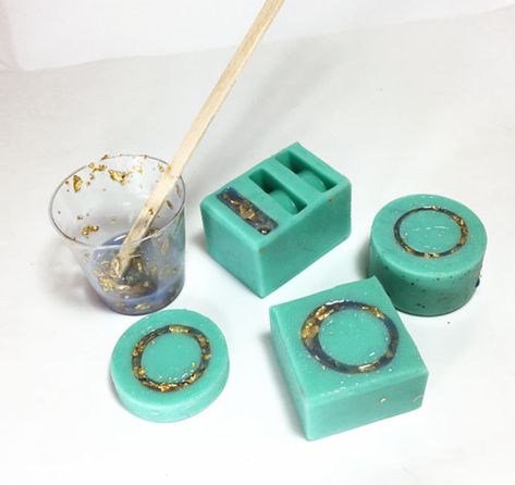 How to Make Resin Rings with Metal Flakes - The Beading Gem's Journal How To Make Resin Rings, Resin Ring Mold, Silicone Jewelry, Rings Tutorial, Cuff Bracelets Diy, Resin Jewelry Tutorial, Copper Wire Crafts, Epoxy Molds, Diy Molds