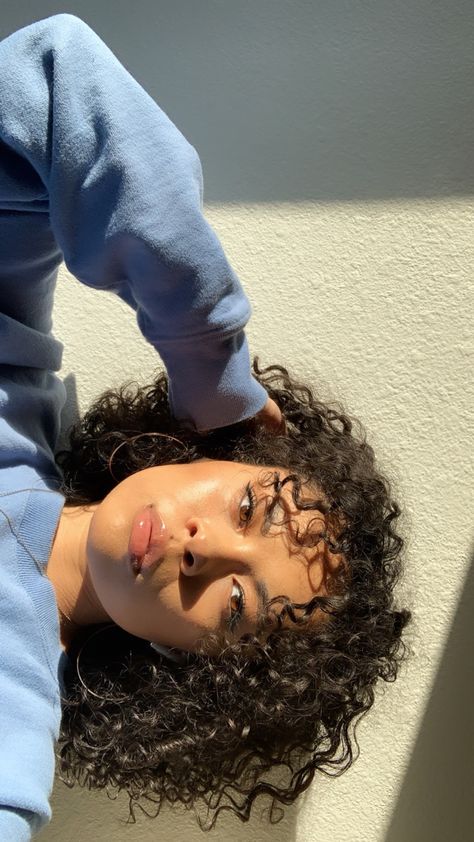 Very Short Curly Hair Women, Curly Hair Selfie Ideas, Curly Aesthetic Girl, Curly Hair Picture Ideas, Curly Hair Photo Ideas, Curly Hair Poses Photo Ideas, Curly Hair Aesthetic Girl, Short Curly Hair Dyed, Latina With Curly Hair