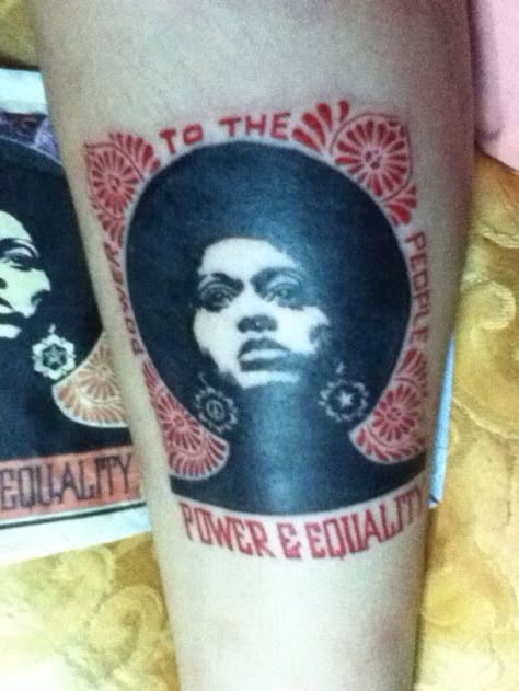 ✊ Angela Davis Tattoo, African American Tattoos, Mendhi Tattoo, Futuristic Vintage, Calligraphy Beautiful, Obey Giant, Famous Portraits, Bruh Moment, Angela Davis