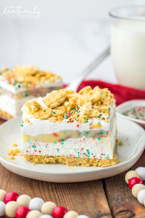 Easy Christmas Dessert Idea Make this Christmas cookie lasagna dessert that requires no baking! It's a unique and delicious treat to make for your next holiday party! Make sure to also try our green and Cookie Lasagna, Christmas Cake Roll, Lasagna Dessert, My Heavenly Recipes, Vanilla Oreo, Heavenly Recipes, Holiday Desserts Table, Christmas Desserts Easy, Sugar Cookie Bars