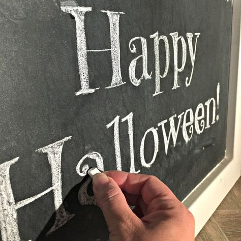 Chalkboard Drawing Ideas, Drawing Ideas Halloween, Halloween Chalkboard Art, Chalkboard Drawing, Chalk Stencils, Halloween Chalkboard, School Auction, Chalkboard Printables, Hey Hey Hey