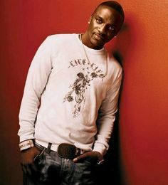 Akon; god I love you Singer Wallpaper, Wyclef Jean, Sports Players, Famous Singers, It's Raining, Music Heals, Hip Hop Rap, Cute Actors, Amazing People