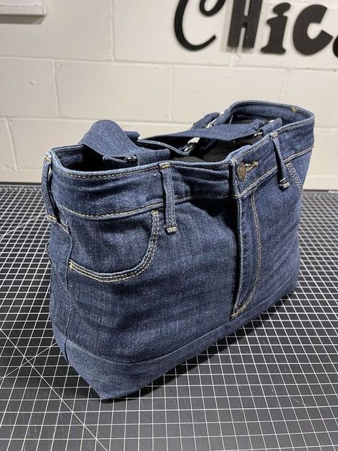 Denim Tote Bag Diy Old Jeans, Jean Pocket Purse, Diy Jeans Bag Tutorial, Bag Upcycle, Denim Recycling, Denim Sewing, Denim Recycle, Pocket Ideas, Denim Bags From Jeans