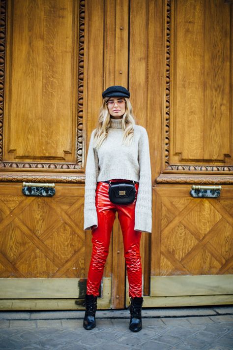 Vinyl Trousers, Vinyl Clothing, Shiny Pants, Moda Paris, Paris Fashion Week Street Style, Legging Outfits, Fashion Days, Paris Street Style, Spring Street Style