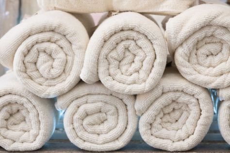 How To Wash Towels, Towel Photography, Roll Towels, Rolled Towels, Spa Retreats, Home Heating Systems, Wash Towels, Washing Machine Drum, Washing Labels