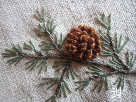 Christmas Embroidery Patterns, Embroidery Christmas, Pola Sulam, Japanese Embroidery, 자수 디자인, Silk Ribbon Embroidery, Hand Embroidery Art, Hand Embroidery Stitches, Embroidery Craft