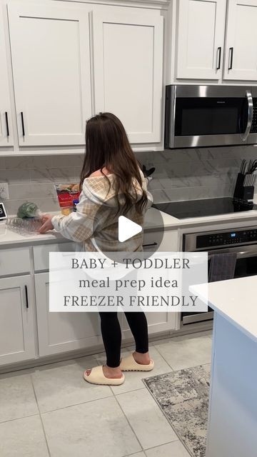 Jade on Instagram: "save this baby and toddler meal prep idea! These are super easy to make, only 4 ingredients, have a green veggie, and they are freezer friendly for up to a month 👏 2 1/2 cups steamed broccoli 1 1/2 cups shredded cheese 3 eggs 3/4 cup bread crumbs Stir ingredients to combine and form into nuggets. Bake at 375 degrees for 15 minutes, flip, bake for another 10 minutes, and let cool. Freezer friendly for up to a month! #babyledweaningrecipes #babyledweaningmeals #toddlermeals #toddlermealideas #babymealideas #expectingmoms #babymealprep #mealprepideas #blwinspiration #momsofig #momsofinsta" Toddler Meal Prep, Broccoli Chips, Blw Recipes, Toddler Foods, Instagram Recipes, Baby & Toddler Food, Baby Led Weaning Recipes, Toddler Food, Steamed Broccoli