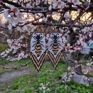 Earrings Aesthetic, Long Tassel Earrings, Jewelry Beaded, Bee Theme, Earring Patterns, Czech Beads, Beaded Dangles, Honey Bee, Tassel Earrings