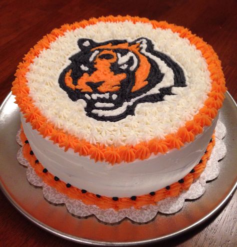 Cincinnati Bengals cake Cincinnati Bengals Cake Ideas, Bengals Football Cake, Cincinnati Bengals Cake, Tiger Cakes, Bowl Desserts, Superbowl Desserts, Tiger Cake, Football Party Foods, Chandelier Cake