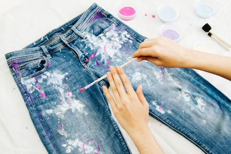 Paint Splattered Jeans, Painted Pants, Splatter Painting, Paint Splatter Jeans, Painted Clothes Diy, Diy Spray Paint, Estilo Hippy, Diy Tie, Street Style Blog