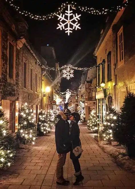 The 12 Best Christmas Vacation Ideas For Couples #travel #couplestravel Quebec City Winter, Best Christmas Vacations, Christmas Couple Pictures, Landscape Christmas, Shooting Couple, Background Winter, Christmas Date, Wallpaper Winter, Classy Girls Wear Pearls