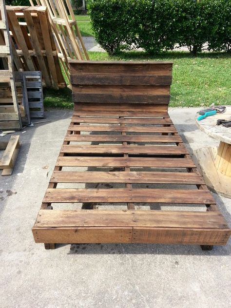 Twin bed made completely from one full size pallet. #weberswoodworks Twin Bed Pallet Frame, Twin Size Bedroom Ideas, Pallet Twin Beds, Bed Made Out Of Pallets, Geeky Bedroom, Girls Beds, Twin Beds For Boys, Pallet Bed Frame, Diy Pallet Bed