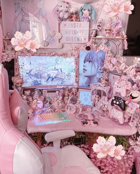 Cute Pink Furniture, Kawaii Study Room, Kawaii Bedroom Decor, Kawaii Bedroom Ideas, Coquette Gaming Setup, Girly Gaming Setup, Kawaii Pc Build, Kawaii Gaming Setup, Sanrio Gamer Room