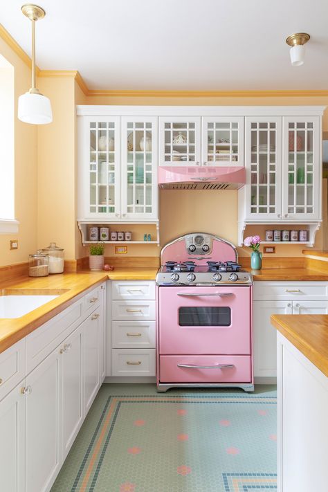 Retro Kitchen Remodel, Eccentric Kitchen, Kitchen Pink, 1950s Kitchen, Interior Design Plan, Vintage Appliances, Glass Front Cabinets, Eclectic Kitchen, Aesthetic Kitchen