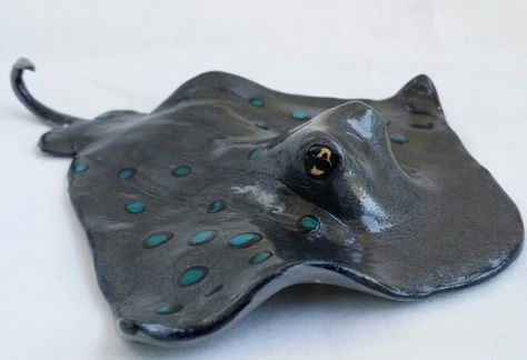 Polymer Clay sting ray Primo! Clay Stingray Tutorial, Air Dry Clay Stingray, Clay Stingray, Ceramic Stingray, Stingray Clay Sculpture, Sea Life Clay Sculptures, Manta Ray Sculpture, Stingray Sculpture, Polymer Clay Fish