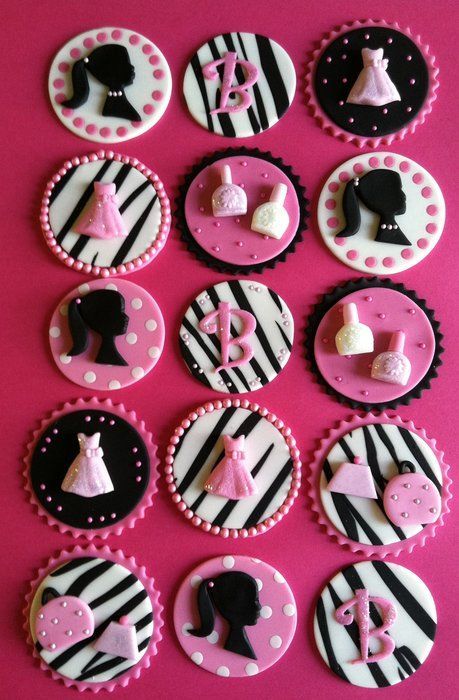 Barbie cupcake toppers Barbie Cake Designs, Barbie Cupcakes, Glam Barbie, Decorated Cupcakes, Fondant Cupcake Toppers, Barbie Birthday Party, Barbie Cake, Fondant Tutorial, Fondant Cupcakes