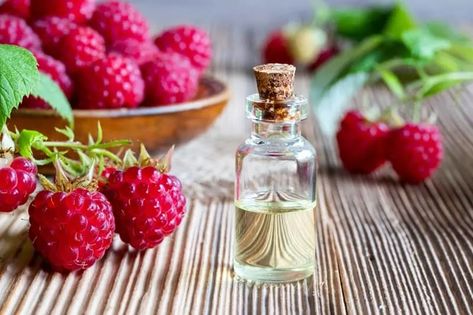 Top 3 Red Raspberry Seed Oil Skincare Benefits - Simple Pure Beauty Sunscreen Recipe, Natural Spf, Skincare Benefits, Carrot Seed Oil, Raspberry Seeds, Raspberry Seed Oil, Natural Sunscreen, Natural Anti Aging, Red Raspberry