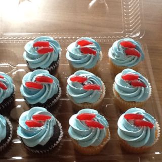 Clare's Swedish Fish cupcakes. Swedish Fish Cupcakes, Aquarium Birthday, Fish Cupcakes, Fishing Cupcakes, Nautical Ideas, O Fish Ally, Cupcake Wars, Swedish Fish, Pj Party