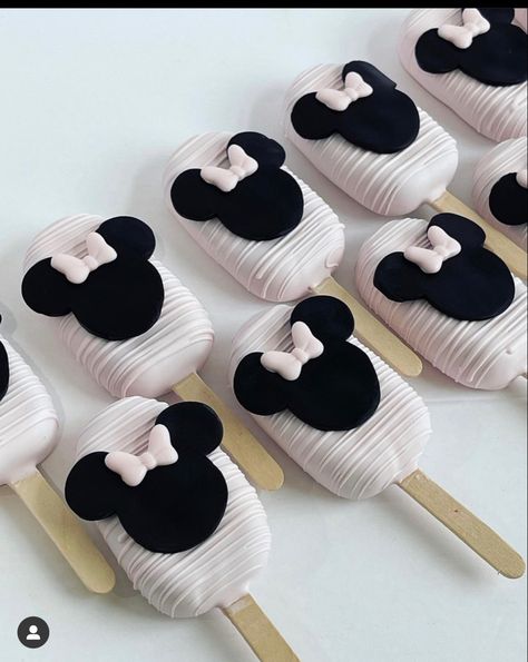 Minnie Cakesicles, Mickey Chocolate Covered Strawberries, Minnie Mouse Cakesicles, Mickey Mouse Cakesicles, Minnie Desserts, Minnie Mouse Desserts, Minnie Mouse Cakepops, Mickey Cake Pops, Minnie Mouse Cake Pops