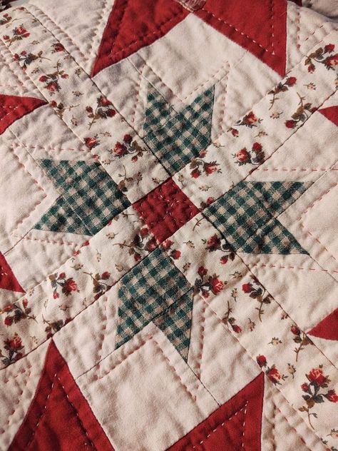 Country Quilts Patterns, Patchwork Quilts Aesthetic, Christmas Quilt Projects, Striped Quilt Pattern, Crochet Quilt Squares, Winter Star Quilt Pattern, Winter Quilt Patterns, Blue Patchwork Quilt, Christmas Quilts Ideas Free Pattern