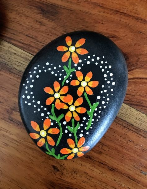 Painted Rocks Flowers Ideas, Dot Painting Flowers Easy, Flower Stone Painting, Easy Painting Crafts For Adults, Rock Art Flowers, How To Paint Flowers On Rocks, Flowers Rock Painting, Painted Rocks With Flowers, Painted Rock Bugs