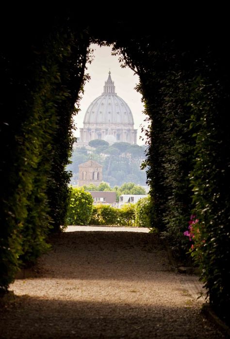 Get an incredibly stunning view of St Peter's Dome framed by lush green hedges through a Secret Key hole in Rome's Piazza of Knights of Malta. Knights Of Malta, Rome Painting, St Peters Basilica, Rome Tours, Around The World In 80 Days, Mediterranean Cruise, Fantasy Places, Rome Travel, Lego Movie