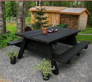 I love the black picnic table. And just the idea of painting a picnic table. Smart. Black Picnic Table, Black Picnic, Painted Picnic Tables, Table Picnic, Picnic Bench, Mesa Exterior, Chalkboard Paint, Painted Table, Outdoor Projects