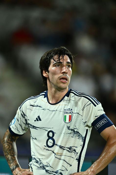 Italy Football Team, Sandro Tonali, Italy Team, Italy National Football Team, Italy Football, Team Wallpaper, Football Images, Football Training, Football Kits