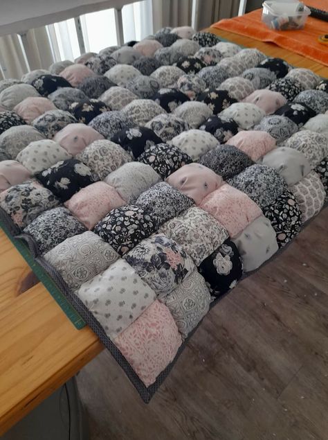 Puff Square Quilt, Puff Quilts Ideas, Addis Shoes, Puffy Quilts, Puffer Quilt, Puff Quilt Pattern, Puff Quilts, Puff Blanket, Puffy Quilt