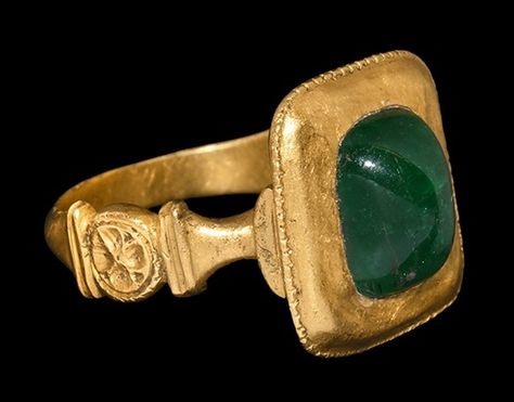 Ancient to Medieval (And Slightly Later) History - Medieval Italian Gold Ring with Emerald Cabochon,... Ancient Gold Ring, Gold Ring With Emerald, Byzantine Gold, Ancient Jewels, Medieval Rings, Emerald Cabochon, Posts Ideas, Ring With Emerald, Roman Jewelry