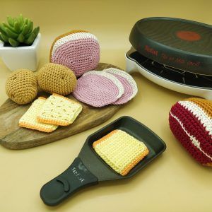 Tuto gratuit fromage à raclette Crocheted Food, Play Food Set, Confection Au Crochet, Holiday Crafts Diy, Crochet Food, Play Food, Crochet Doll, Crochet Crafts, Diy Crochet