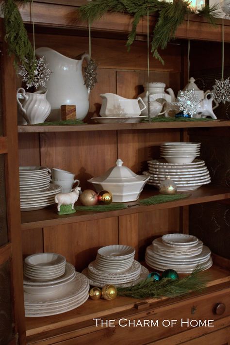 The Charm of Home: Farmhouse Christmas China Cabinet Decor, Simple Decorations, Christmas Simple, Decorations For Christmas, Prim Christmas, Cottage Christmas, Old Fashioned Christmas, Garden Kitchen, Antique Christmas