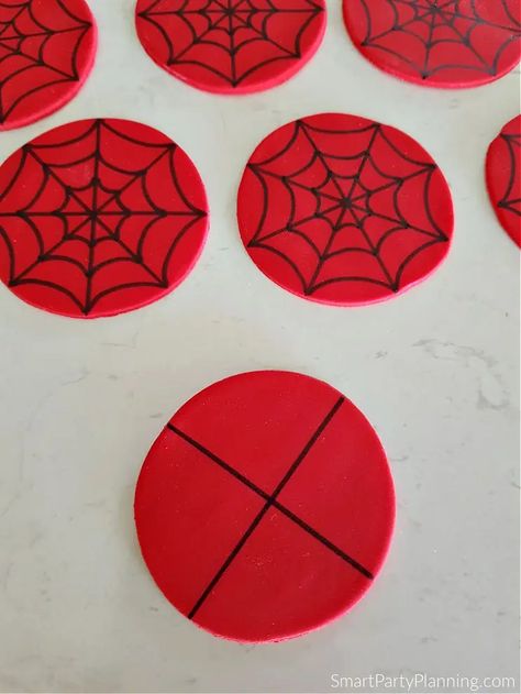 Spider Man Brownies, Spider Man Cupcakes Ideas Easy, Spiderman Cupcake Cake Pull Apart, Spidey Cupcakes Diy, Spiderman Cupcakes Ideas, Spider Man Cupcakes Ideas, Spiderman Party Ideas Decoration, Spider-man Cupcakes, Fondant Superhero