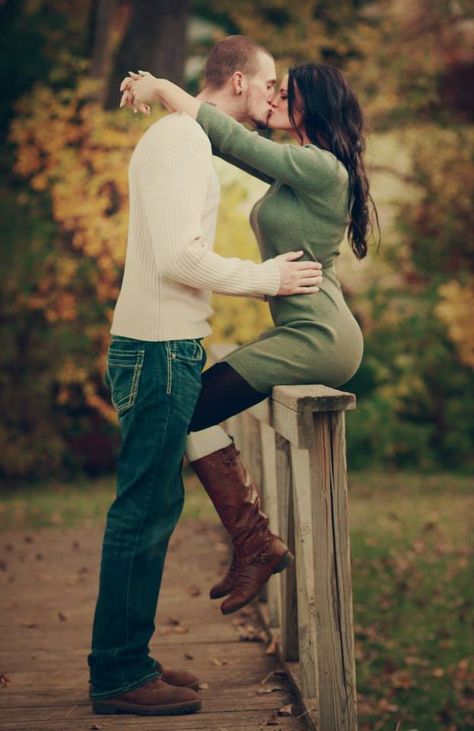 Hailey&Dawson Fall Engagement Photos Hailey Dawson, Parmesan Casserole, Engagement Photo Outfits Fall, Pre Wedding Photoshoot Outfit, Fall Engagement Photos, Wedding Engagement Pictures, Fall Family Pictures, Engagement Photos Fall, Couples Photo