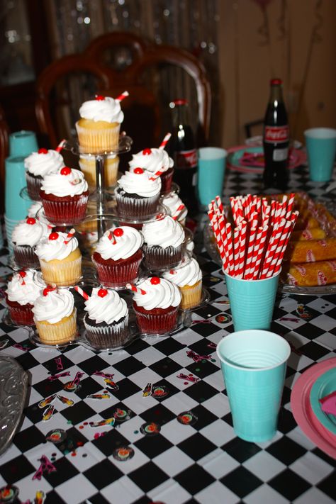 Table setting with "Milkshake" cupcakes for Nicole's 1950's themed birthday party. 50s Birthday Party Theme, Vintage Birthday Party Aesthetic, Diner Party Ideas, 50s Birthday Party, 50s Diner Party, Vintage Theme Party, 1950s Party Ideas, 1950s Theme Party, 27 Birthday Ideas