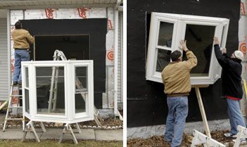 Easy Steps to Replacing a Bay Window - Extreme How To - View All Adding A Bay Window, Bay Window Exterior, Window Options, Window Exterior, Double Hung Windows, Window Replacement, Remodel Ideas, Bay Window, Easy Steps