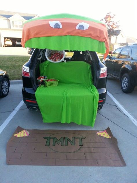 Ninja Turtles trunk - this could be my favorite trunk of all time! Halloween Car Decorations, Church Trunk, Trunk Or Treat Ideas, Gif Disney, Treat Ideas, The Trunk, Movie Themes, Trunk Or Treat, Theme Halloween