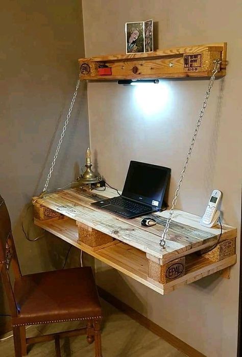 Wooden Pallet Crafts, Pallet Desk, Pallet Furniture Plans, Diy Computer Desk, Pallet Projects Easy, Woodworking Projects Furniture, Pallet Ideas Easy, Carpentry Projects, Pallet Furniture Bedroom