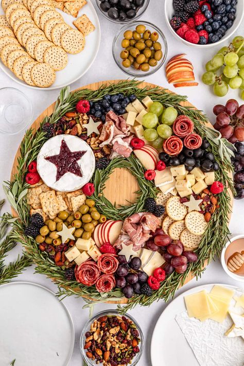 Festive Wreath Charcuterie Board: A Delicious Holiday Centerpiece Christmas Charcuterie Board With Brie, Holiday Charcuterie Wreath, Cheese Board Wreath, Wreath Charcuterie Board Ideas, Christmas Wreath Charcuterie Board Ideas, Charcuterie Board Ideas Christmas Party, Cheese Wreath Platter, Wreath Cheese Board, Charcuterie Wreath Christmas